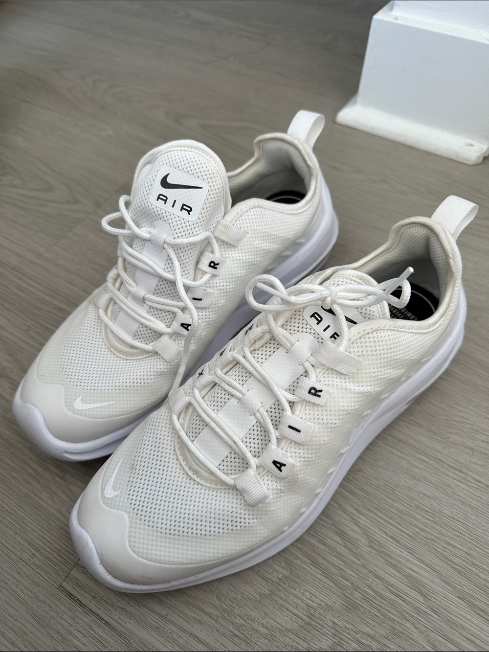Nike Men’s White Air Max Lightweight Sneakers - Picture 3 of 3